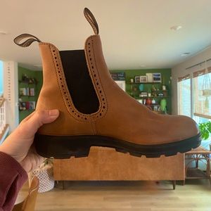 Blundstones high top size 8.5 Camel
